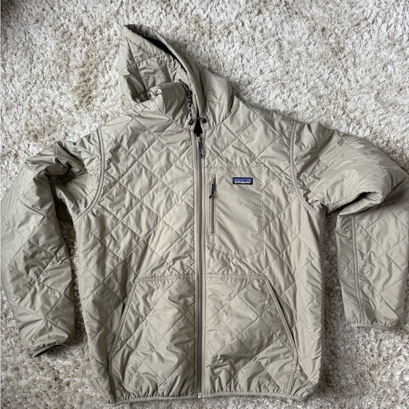 Patagonia Other - Diamond quilted light weight PATAGONIA jacket. Men’s size large tan and navy